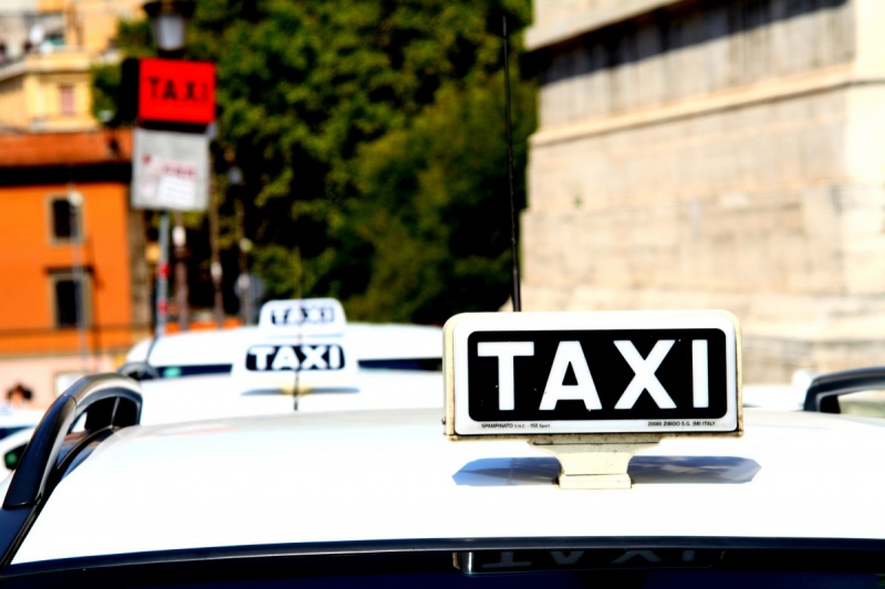 taxis-ST AUBAN-min_taxi_auto_rome_road_white-1051610